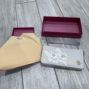 Elegant Gray Floral Women's Clutch